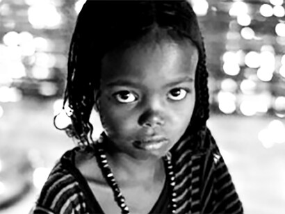 Infibulation. C'est l'histoire d'une fillette de 5 ans et de sa sœur de 7 ans qui demandent avec insistance à leur père, médecin, d'être infibulées parce que leurs amies, qui ont déjà subi la gudnin prennent des airs et ne veulent pas d'elles dans leurs jeux, elles ne les acceptent pas