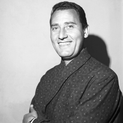 Sordi in vestaglia durante la pausa di un film (1957) @ Reporters Associati & Archivi Srl