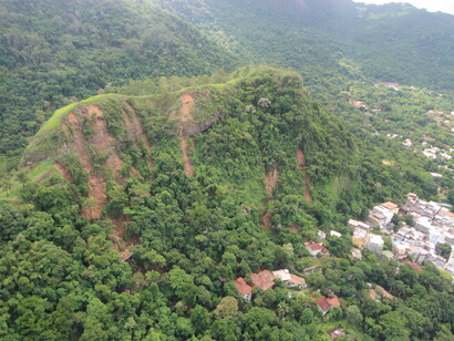 Encostas prometendo vingança, localidade da Muzema. Fotografia de Mario Moscatelli