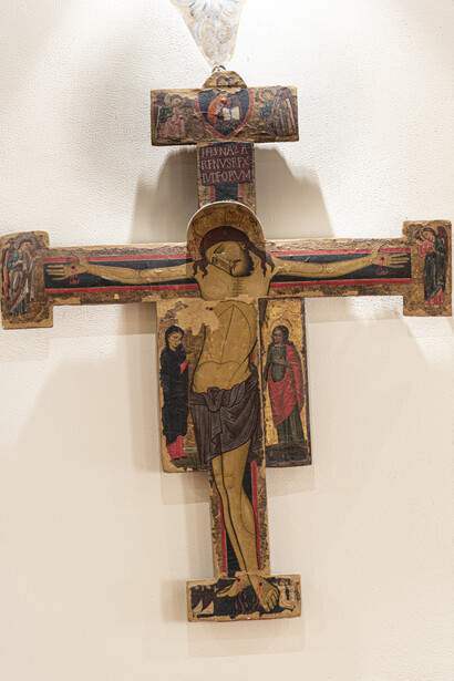 Crucifijo de mediados del siglo XIII. Témpera sobre tabla, conservada en la sala capitular del Instituto Angelicum en Santos Domenico y Sisto, patrimonio del Fondo Edifici di Culto.