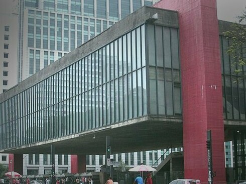 Em 1968, o MASP ganhou sua atual sede — um projeto assinado por Lina Bo Bardi, arquiteta ítalo-brasileira que desafiou os limites da engenharia e do urbanismo com uma ideia que à época parecia um delírio: um museu suspenso