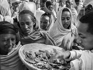 Etiopia, Lalibela, 2020. Chiesa Biete Lehem, distribuzione del pane benedetto durante il Natale copto (Genna). Foto di Stefano Torrione, gentilmente concesse