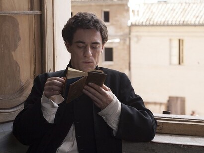 Elio Germano in una scena del film Il Giovane Favoloso