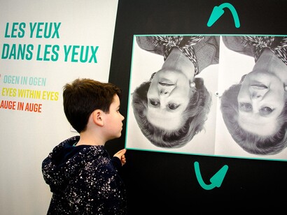 Illusions. Qui a tort ? Qui a raison ? Vue de l'exposition. Avec la courtoisie de La Cité Miroir