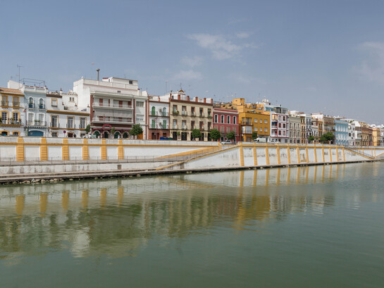 El paseo fluvial del barrio de Triana, visto desde una embarcación en un embalse del río Guadalquivir, en Sevilla, España