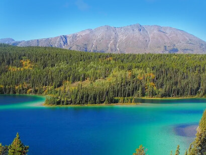 Montañas en Yukón, Canadá. En países como Ecuador y Brasil, la biodiversidad encuentra refugio en paisajes preservados que reflejan el valor que muchas naciones otorgan al equilibrio ambiental