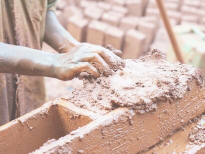 The utilization of mudbricks as done in Qasayel Ma'an Jordan