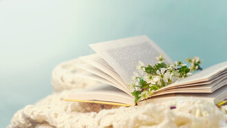 Flores sobre un libro abierto representando a la poesía, la cual, en virtud de su forma agradable tanto al oído como al entendimiento, facilita la transmisión de una doctrina ardua y abstracta como la filosofía