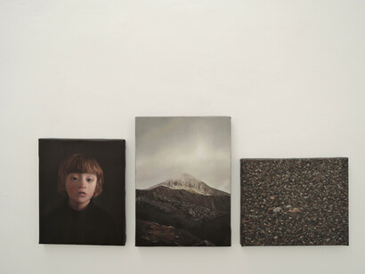 Cristina Megía, Hacer pie en la tierra, vista de exhibición. Cortesía de Galería silvestre