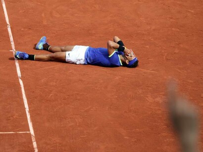 Nadal se dejó caer sobre la tierra batida tras ganar el último punto de la final