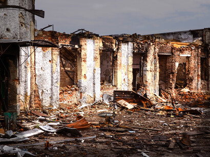 Les échos d'un conflit résonnent dans les ruines du foyer