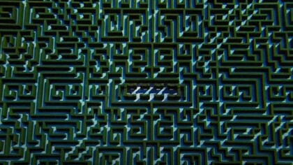 Il famoso labirinto in cui Jack Torrance trova la sua fine fu ricostruito dalla troupe di Kubrick presso gli MGM Studios di Borehamwood, in Inghilterra