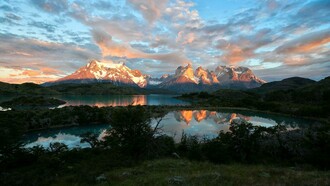 Raúl Ruiz decía que los chilenos mantenemos una relación singular con lo fantástico: las cosas más insólitas ocurren delante de nosotros y, sin embargo, rara vez nos permitimos que nos asombren. Las Torres del Paine, dicen que es el lugar más lindo de la Tierra, Chile