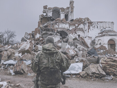Un soldado ucraniano frente a un monasterio destruido en un ataque ruso en Dolyna el 26 de diciembre de 2022