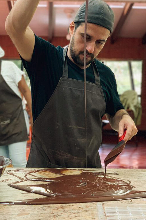 Pedro Rojas de Talokohc. Los chocolateros bean to bar de Venezuela transforman esa herencia en piezas únicas que narran, en cada tableta, la historia y diversidad de sus territorios