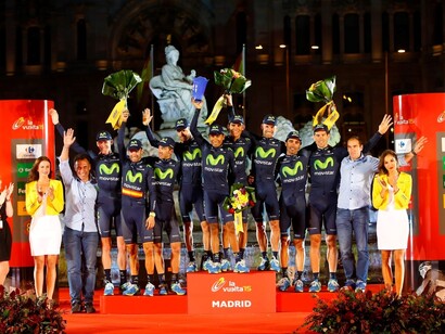 El Movistar Team en el podio de Cibeles, Madrid