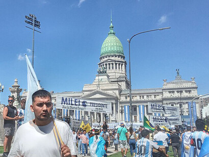 Votantes de Milei esperando su asunción en el Congreso de la Nación el 10 de diciembre de 2023, Buenos Aires, Argentina. El pueblo argentino ha caído en la desmemoria