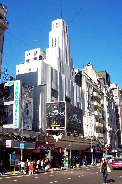 La obra recorre diversos espacios y situaciones con gran fluidez. Los cambios de escena se dan de manera ágil, precisa y sin interrupciones. Teatro Metropolitan, calle Corrientes, Buenos Aires, Argentina