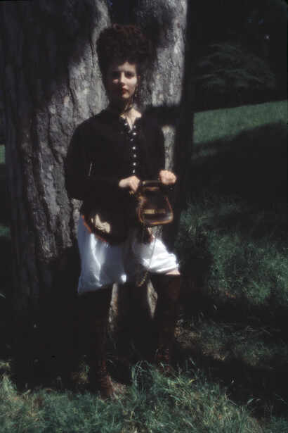 Sophie -1900, (…des photographes…des artistes et le cardigan pression) 2019 © Camille Vivier