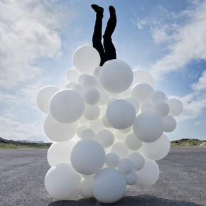 Charles Petillon, Marcher sur la tête (large), 2024. Courtesy of Danysz Gallery