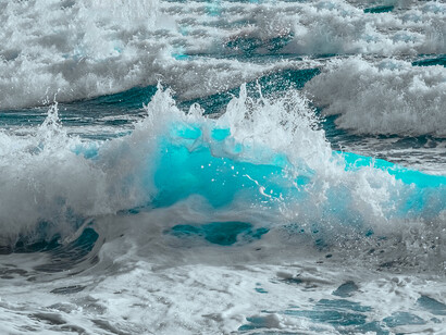 Vista de una ola de mar. Nuestras vidas están entrelazadas de una manera incomprensible para nosotros