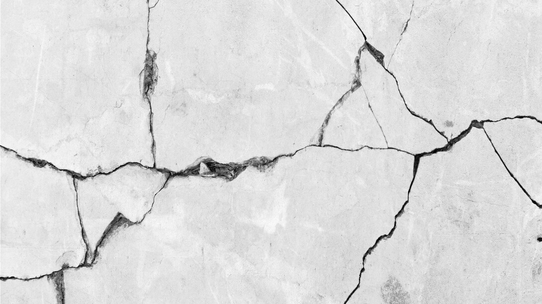 Les fissures révèlent les vestiges d'une structure qui s'effondre