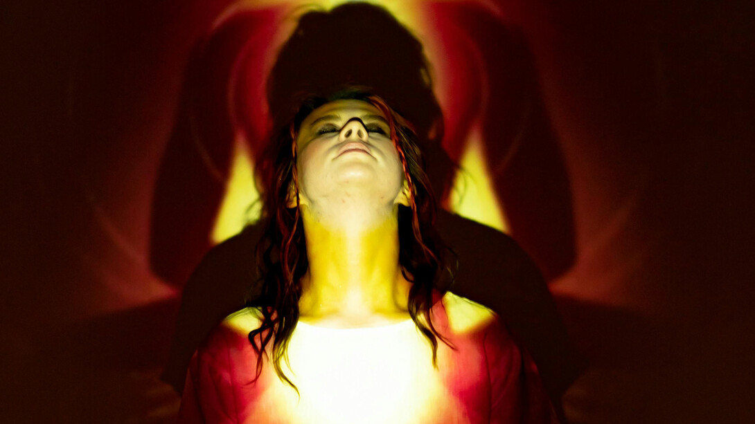 Transformação espiritual: mulher em meditação com chakras ativos. Conheça as terapias holísticas e integrativas para saúde e bem-estar