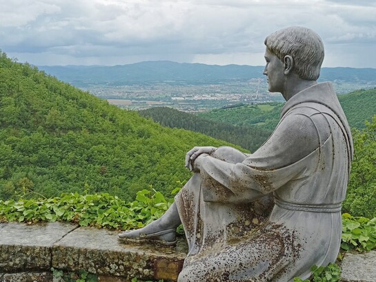 L’Eremo di Montecasale, nel territorio di Sansepolcro, sorge in un ambiente montano appartato della Valtiberina, immerso nei boschi e caratterizzato da un forte isolamento paesaggistico. Sansepolcro, Toscana, Italia