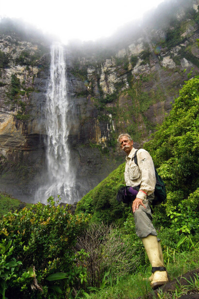 Charles Brewer en el salto Cuquenán, uno de los muchos atractivos naturales del Parque Nacional Canaima