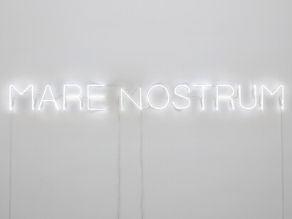 Runo Lagomarsino, Mare Nostrum, 2016 - Scritta al neon, 26.50 x 250 cm - Courtesy Francesca Minini, Milan and Collection Agovino, Napoli