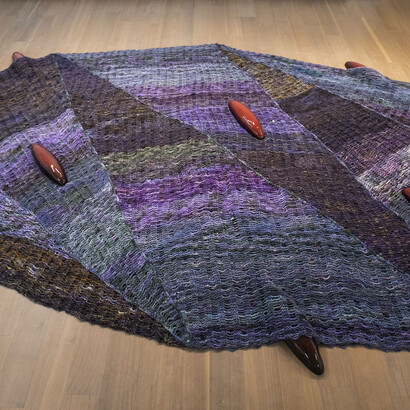 Jennifer Tee,
Crystalline floor pieces / Sanguine Sea (detail), 2019,
hand-dyed wool +
glazed ceramic oval spheres, Sanguine Sea (6),
303 x 540 x 20 cm,
56 x 15 x 9 cm. Photo Courtesy of Artist and Tina Kim Gallery