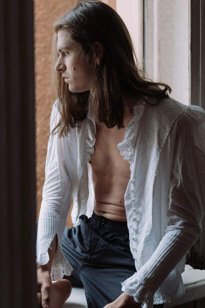 A utilização do bobo da corte, como no caso da Pepsi, desafia o favoritismo da Coca-Cola de maneira cômica e autêntica, trazendo leveza para a comunicação