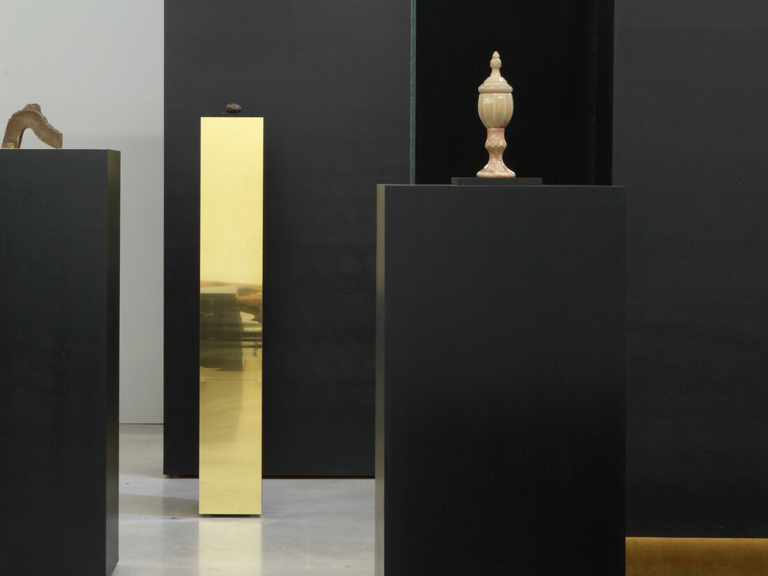 View of Isabelle Cornaro’s exhibition at M-Museum Leuven, 2014, painted wood and various objects, installation approx 700 x 1200 cm. Photo: Dirk Pauwels. © Isabelle Cornaro