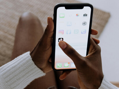     Courtney Henning inspira leitores globais ao compartilhar sua experiência com a obra de Machado de Assis, levando "Memórias Póstumas de Brás Cubas" ao topo das vendas na Amazon