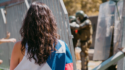 Eine Frau, die die chilenische Flagge trägt