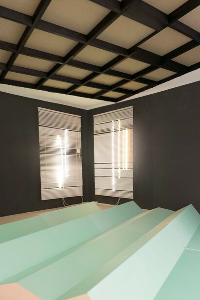 © Vue de l'exposition avec les œuvres de Quentin Lefranc, Sophie Kitching et Emilie Duserre