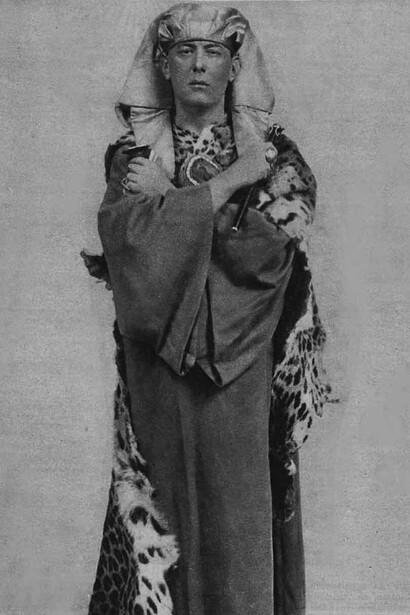 Aleister Crowley, vestito da Osiride