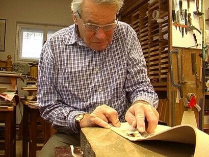 Homem produz cópia do Códex Gigas. O livro foi escrito em algum momento entre os anos 1204 e 1230, no mosteiro beneditino de Podlažice, na atual República Tcheca

