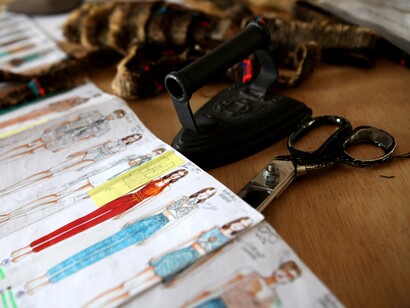 Siluetas que identifican el estilo Ana Locking sobre una de las mesas de su taller. Foto: Lucía Castillo