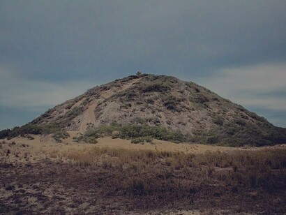 Os sambaquis, com alturas que podem chegar a 40 metros, serviam como locais de moradia, cemitérios e para rituais