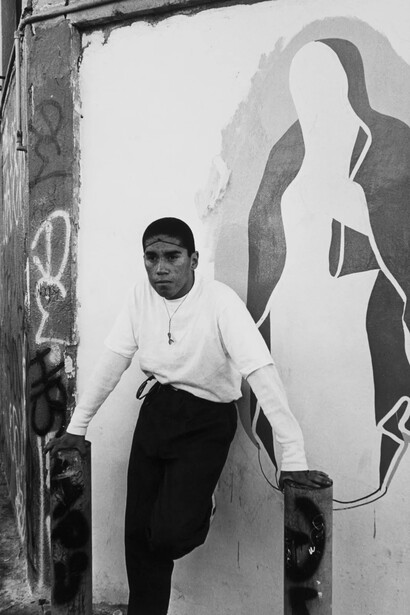 Graciela Iturbide, Virgen de Harpys, White Fence, East L.A., Estados Unidos, 1986. Courtesy of Rosegallery
