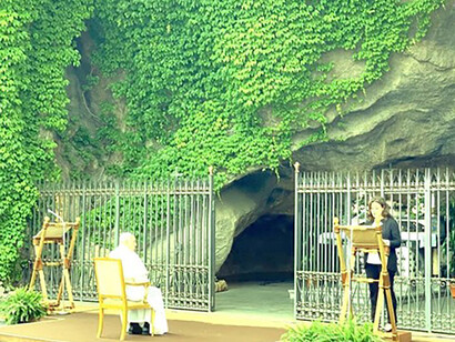 El papa en la Gruta de Lourdes, Jardines del Vaticano
