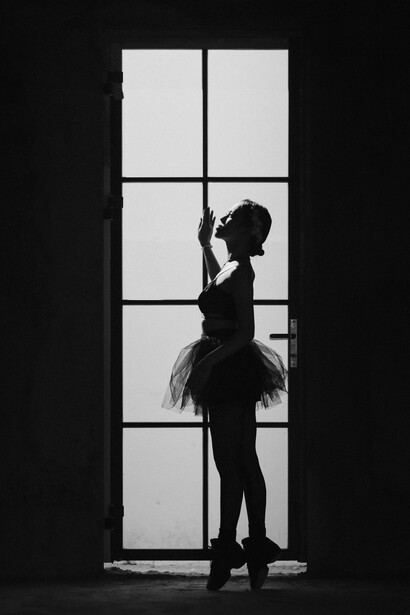 Bailarina practicando ballet. En Petite Mort, los bailarines se mueven con precisión y vulnerabilidad, transmitiendo la complejidad de la experiencia humana