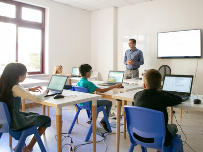 Les écrans dominent l'espace de la salle de classe moderne