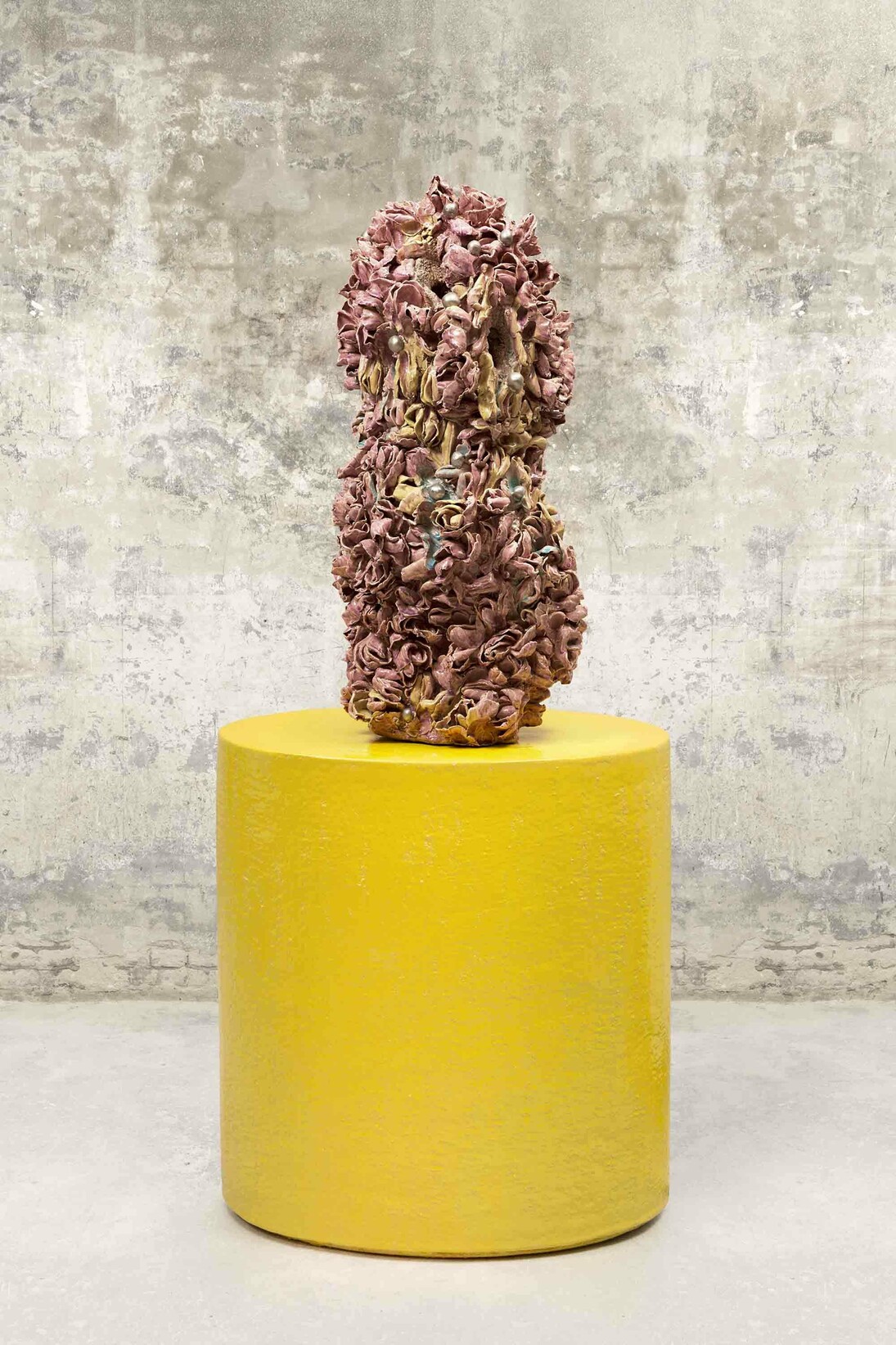Johan Creten, "Odore di Femmina - New York Beauty 3" 2014-2015, Yellow glazed stoneware, gold luster, ceramic base, Sculpture: 80 x 36 x 33 cm / 31 1/2 x 14 3/16 x 13 inches, Oval base: 75 x 69 x 44 cm / 29 17/32 x 27 5/32 x 17 5/16 inches © Johan Creten / ADAGP, Paris & ARS, New York 2015, Courtesy Galerie Perrotin