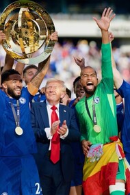 I giocatori del Chelsea FC sollevano il trofeo della Coppa del Mondo per Club FIFA con il presidente degli Stati Uniti Donald Trump dopo la finale della Coppa del Mondo per Club FIFA 2025 al MetLife Stadium di East Rutherford, New Jersey, il 13 luglio 2025