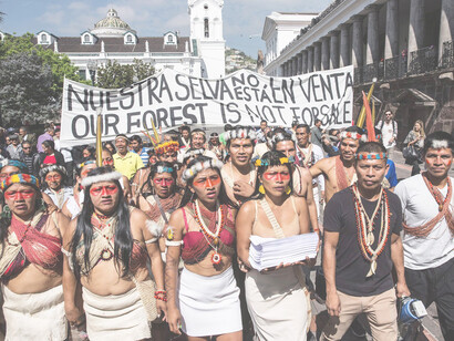Representantes de la comunidad waorani protestan contra un proyecto hidroeléctrico en la Amazonía ecuatoriana
