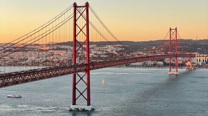 Ponte 25 de Abril sobre o Rio Tejo, em Lisboa, Portugal
