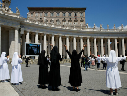 Fedeli in Piazza San Pietro durante il Regina Coeli