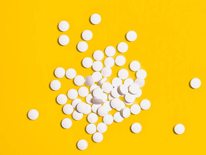 Gruppo di compresse bianche rotonde medicinali
